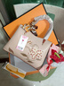 喵小姐（MISSMIAO）母親節送媽媽生日禮物實(shí)用長(cháng)輩婆婆405060歲刺繡手提包女2026新款 杏色【禮盒禮袋+花束+絲巾+掛飾+梳子】母親節禮物 曬單實(shí)拍圖