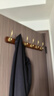 迎千福 輕奢高端墻上掛衣架壁掛臥室室內衣服掛架墻上免打孔玄關(guān)掛衣鉤 金色鉤子胡桃色底板 6鉤 59厘米【可掛大衣】 曬單實(shí)拍圖
