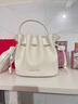 CHARLES&KEITH26春季新品抽繩簡(jiǎn)約手提水桶包斜挎包CK2-10271696 Cream奶白色 曬單實(shí)拍圖