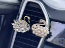 迪加倫新款天鵝汽車(chē)出風(fēng)口香薰珍珠水鉆車(chē)載卡通香水車(chē)內空調裝飾擺件女 曬單實(shí)拍圖