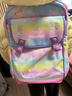 夢(mèng)樂(lè )（MoonRock）兒童護脊書(shū)包一到三年級雙肩背包輕量減負防潑水 彩虹城堡-粉紅色 曬單實(shí)拍圖