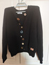 :CHOCOOLATEit設計感彩色紐扣針織開(kāi)衫女冬慵懶寬松顯瘦毛衣外套 黑色   M 曬單實(shí)拍圖