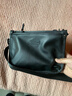 澳懿斜挎包男士真皮挎包單肩包男包頭層牛皮包休閑背包青年時(shí)尚大容量 細紋黑色款 中號-長(cháng)28高21.9厚9公分 曬單實(shí)拍圖