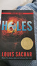 英文原版 Holes 洞 別有洞天 Random House Louis Sachar 課外閱讀討論了校園霸凌種族問(wèn)題和人性的貪婪青少年文學(xué)書(shū)籍 . 曬單實(shí)拍圖