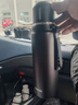 蘇泊爾（SUPOR）保溫杯大容量不銹鋼316L車(chē)載水壺戶(hù)外保溫杯商務(wù)高檔泡茶杯 曜石黑1000ml【316L+自帶茶杯】 曬單實(shí)拍圖
