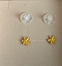 六福珠寶新年禮物 足金梔子花黃金耳釘 計價(jià) G01G0027DS 約1.03克 曬單實(shí)拍圖