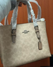 蔻馳（COACH）【品牌直供】女士MOLLIE中號斜挎手托特包CV965禮物 曬單實(shí)拍圖