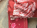上海故事純羊毛流蘇時(shí)尚提花紅圍巾女舒適羊毛披肩婦女節禮物生日禮盒款 曬單實(shí)拍圖