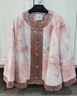 三吉黑花「2/8日20點(diǎn)開(kāi)售」【霧遲】珠繡暈染立體網(wǎng)紗刺繡棉外套 胭粉(內里100羊毛絮片)-排跑單 S 曬單實(shí)拍圖