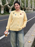 MsShe【冰爽絲】大碼女裝2026春裝胖mm寬松刺繡彩扣開(kāi)衫毛衣外套 茉莉黃色現貨 3XL 曬單實(shí)拍圖