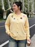 MsShe【冰爽絲】大碼女裝2026春裝胖mm寬松刺繡彩扣開(kāi)衫毛衣外套 茉莉黃色現貨 3XL 曬單實(shí)拍圖