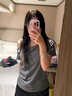 柯蘭娜韓系假兩件灰色斜肩短袖T恤女夏季辣妹撞色修身褶皺miu系露肩上衣 灰色 M （ 90-105斤） 曬單實(shí)拍圖
