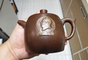 處理老一廠(chǎng)庫存茶壺早期宜興原礦紫砂手工老提梁洋桶紫砂老茶壺 景舟49年款像章井欄 350ml 曬單實(shí)拍圖