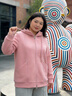 MsShe【針織棉】大碼女裝2026春裝胖mm巨好看連帽雙拉鏈衛衣外套 柔霧粉色26年3月20日到貨 4XL 曬單實(shí)拍圖