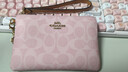 蔻馳（COACH）新款奧萊女士女包經(jīng)典標志掛件裝飾角拉鏈腕包手拿 塵粉色 曬單實(shí)拍圖