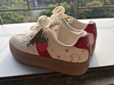 卓詩(shī)尼潦草小狗紅色板鞋女2026春新款本命年紅鞋子草莓小白鞋休閑德訓鞋 米/紅 38 曬單實(shí)拍圖