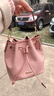 菲安妮（FION）2026新款包包女包老花金典水桶包女單肩通勤休閑斜挎抽繩包 粉紅 曬單實(shí)拍圖