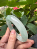 老坑正品翡翠手鐲緬甸玉手鐲女款平安鐲冰種淺綠油青飄花玉鐲子 圈口55-56mm 曬單實(shí)拍圖
