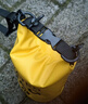 萊樞匯防水包戶(hù)外手機防水袋溯溪斜挎游泳手提單肩旅游海邊沙灘漂流裝備 黃色（帶肩帶）便攜小桶包 5升 曬單實(shí)拍圖