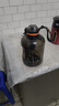 tritan塑料水杯耐高溫大容量噸噸桶運動(dòng)水壺健身茶水分離吸管杯子 黑黃2600ml【耐高溫/贈杯帶】 曬單實(shí)拍圖