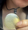 山頭林村雨寶陀羅尼發(fā)財神墜黃水晶吊墜雙面雕招財本命年圓牌項鏈掛件 直徑27-30mm左右 曬單實(shí)拍圖