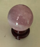 正品天然粉水晶球擺件家居客廳臥室玄關(guān)水晶工藝品禮品原石打磨 天然粉水晶球擺件 直徑約9厘米（送雙層底座） 曬單實(shí)拍圖