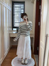 Sellynear孕婦裝春季上衣2026新款時(shí)尚寬松長(cháng)袖一字領(lǐng)條紋針織衫 白底條紋 S 曬單實(shí)拍圖