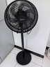 美的（Midea）【品質(zhì)推薦】七葉輕音柔風(fēng)電風(fēng)扇/家用省電落地扇/臺式電扇/廣角搖頭節能宿舍大風(fēng)量節能小型風(fēng)扇 黑色經(jīng)典款 曬單實(shí)拍圖