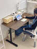 晶霄電腦桌子兒童書(shū)桌學(xué)習桌學(xué)生寫(xiě)字辦公桌工作臺電競桌家用臥室小型 胡桃木色升降桌-單桌 100*60cm 曬單實(shí)拍圖