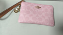 蔻馳（COACH）新款奧萊女士女包經(jīng)典標志掛件裝飾角拉鏈腕包手拿 塵粉色 曬單實(shí)拍圖