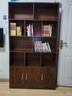 酷林實(shí)木書(shū)架書(shū)柜落地靠墻置物架家用帶門(mén)客廳1.8米柜 深胡桃色100cm 曬單實(shí)拍圖