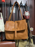 裘真復古001郵差包女單肩通勤大容量斜挎包植鞣頭層牛皮包 焦糖色-中號 曬單實(shí)拍圖