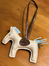 馬年掛件網(wǎng)紅爆款小馬新年掛件小馬送女生新年禮物馬年本命年禮物手機包包小飛馬飾品手機創(chuàng  )意飾品 杏色【馬鞍款】 曬單實(shí)拍圖