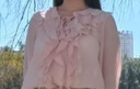 謎秀新年粉色木耳邊荷葉邊襯衫2026春秋新款V領(lǐng)系帶設 燈籠袖甜美上衣 粉色 上衣 M 曬單實(shí)拍圖