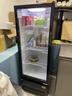 美的（Midea）210/278/318升展示柜冷藏保鮮柜立式單門(mén)酒水飲料柜冰柜鮮花蛋糕水果茶葉柜便利店冰箱風(fēng)冷循環(huán) 318升4層大單門(mén)｜風(fēng)循環(huán)無(wú)霜｜318GM(EB)曜石黑 曬單實(shí)拍圖