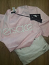 范思哲（VERSACE）女裝 女士棉質(zhì)字母徽標刺繡圖案短袖T恤衫 A80805 A201952 A2242 粉紅色 XL 曬單實(shí)拍圖