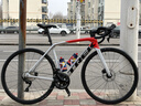 崔克（TREK）EMONDA SL 4 碳纖維油壓碟剎105套件輕量競賽公路自行車(chē) 銀色/放射紅 直郵到家 54CM（建議身高172-177CM） 22速 曬單實(shí)拍圖