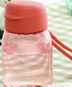 特百惠（Tupperware）嘟嘟企鵝350ML塑料杯夏季兒童可愛(ài)水杯子男女學(xué)生帶提繩 柔蜜粉 曬單實(shí)拍圖