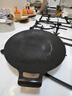 正宗章丘雙耳戶(hù)外煎烤盤(pán)鐵板燒鑄鐵鍋炸烙餅無(wú)涂層燃氣卡式電磁爐 32CM宗師烤肉盤(pán)＋鍋帽 曬單實(shí)拍圖