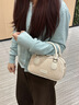 熱風(fēng)2026新款波士頓手提斜挎單肩保齡球包時(shí)尚實(shí)用生日禮物送女生老婆 【白杏色+臘腸狗掛飾】小眾輕奢品牌高級感小包 通勤腋下包送女朋友老婆女生 曬單實(shí)拍圖