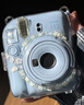【mini12透明外殼】instax水晶殼拍立得硬殼相機保護殼殼子鏈條潮 藍白斜挎+藍色女娃+白狗貼紙+Mini12透明殼 曬單實(shí)拍圖