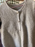 格嵐祺馬甲女春秋新款時(shí)尚減齡針織馬甲背心女氣質(zhì)開(kāi)衫無(wú)袖上衣女馬甲 米灰色 單排扣 均碼 建議80-130斤 曬單實(shí)拍圖