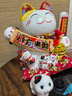 吉貓堂招財貓擺件開(kāi)業(yè)大號自動(dòng)搖手店鋪前臺家居客廳裝飾發(fā)財貓送禮禮品 銷(xiāo)量明星【八方來(lái)財】28*20*24 【禮盒+坐墊+圍脖】電池插電兩用 曬單實(shí)拍圖