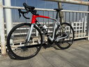 崔克（TREK）EMONDA SL 4 碳纖維油壓碟剎105套件輕量競賽公路自行車(chē) 銀色/放射紅 直郵到家 56CM（建議身高177-182CM） 22速 曬單實(shí)拍圖