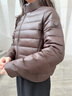 波司登（BOSIDENG）26春季輕薄羽絨服防風(fēng)鎖溫女士輕暖鵝絨短款外套B260135054 焦糖咖7637 L 170/92A 體重約120-130斤 曬單實(shí)拍圖