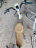 川際新國標電動(dòng)車(chē)小型電瓶車(chē)男女成人代步車(chē)可上牌長(cháng)續航電動(dòng)自行車(chē)鋰電池雅迪愛(ài)瑪同款正品2026年新款 米色【新國標，可上牌，至尊新款】 48v12Ah純電20-45km 48V12A普通鉛酸電池續航約1 曬單實(shí)拍圖
