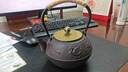 容山堂 蘇韻無(wú)涂層生鐵壺鑄鐵茶壺大容量大號砂鐵樹(shù)藤扇形龜甲紋 朱雀紋銅蓋生鐵壺 1200ml 曬單實(shí)拍圖