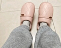 潔麗雅防水棉拖鞋女士秋冬季室內居家用保暖加絨防滑防臭PU皮棉拖男外穿 柔霧粉 36-37 【適合35-36碼】 曬單實(shí)拍圖
