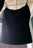 Henny Rue女士吊帶背心女純色棉質(zhì)細肩帶坑條自帶胸墊大圓領(lǐng)基礎款打底上衣 薄款深邃黑 M （建議80-105斤） 曬單實(shí)拍圖