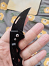 瑪磁【30天9717件】不銹鋼美工刀折疊爪子開(kāi)封EDC迷你小刀雕刻刀隨身開(kāi)箱鑰匙扣小刀 60°以下 10cm5cmD-炫酷款 曬單實(shí)拍圖